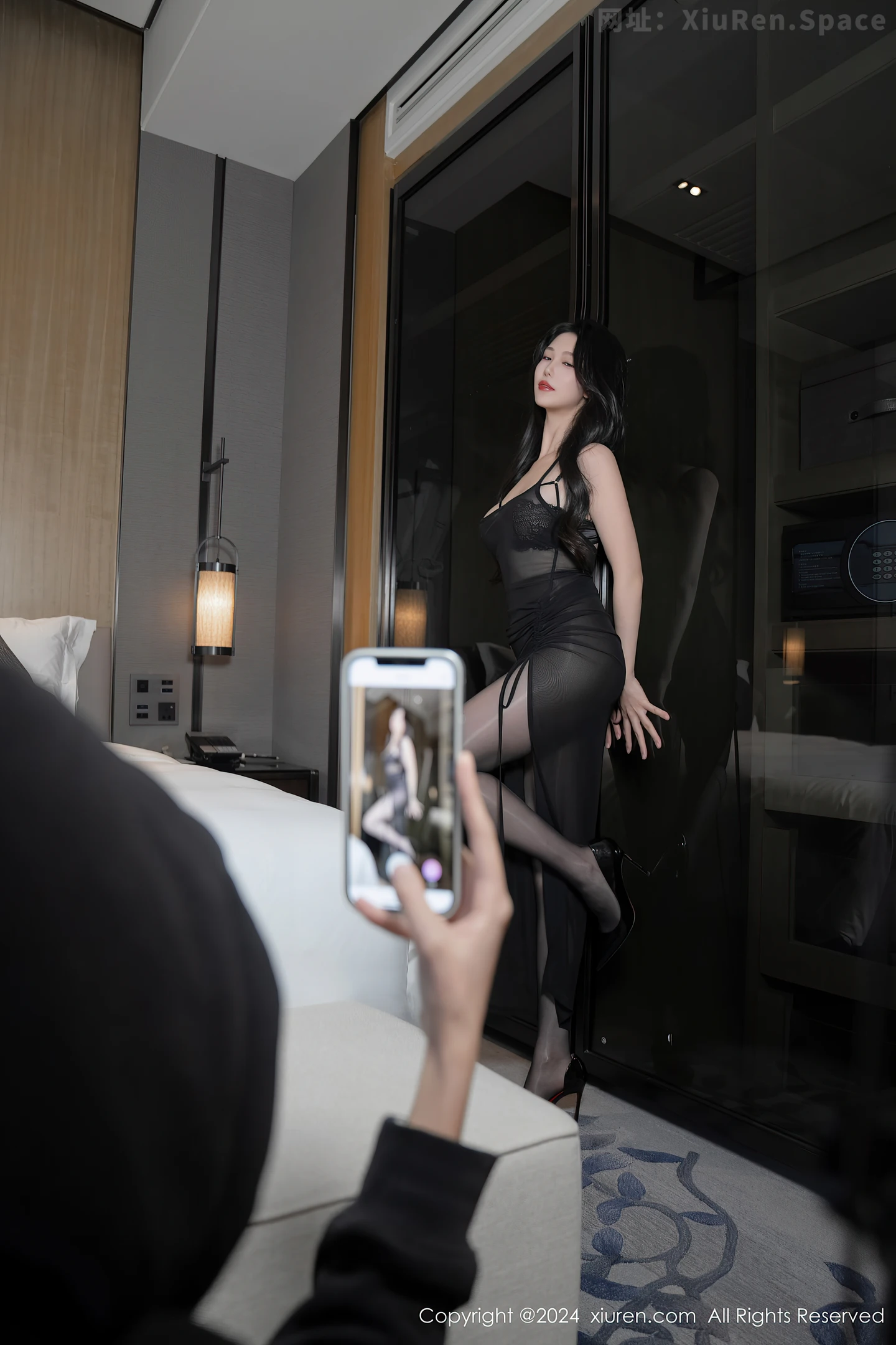 图片[5]-[XiuRen秀人网]VOL.8193 模特利世性感黑色蕾丝内衣配闪亮无内黑丝秀曼妙身姿诱惑写真80P-秀人网官方网站